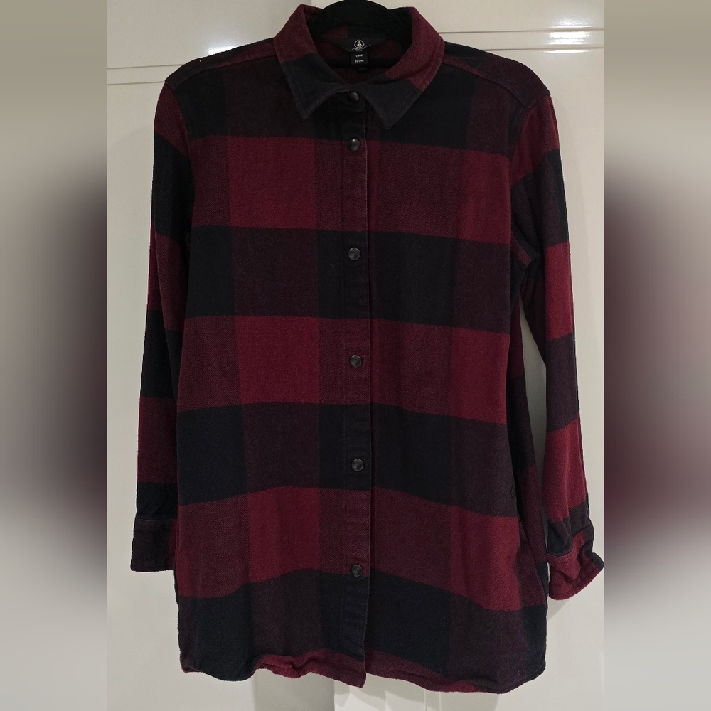 VOLCOM Red and Black Plaid Button-Up Jacket / Thick Shirt With Pockets